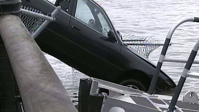 Car plunges into Hudson River