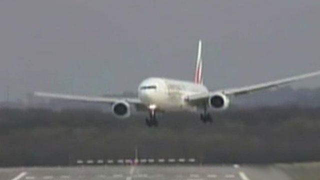 Plane lands in middle of wind storm