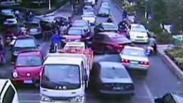 Around the World: Car thief smashes his way out of traffic