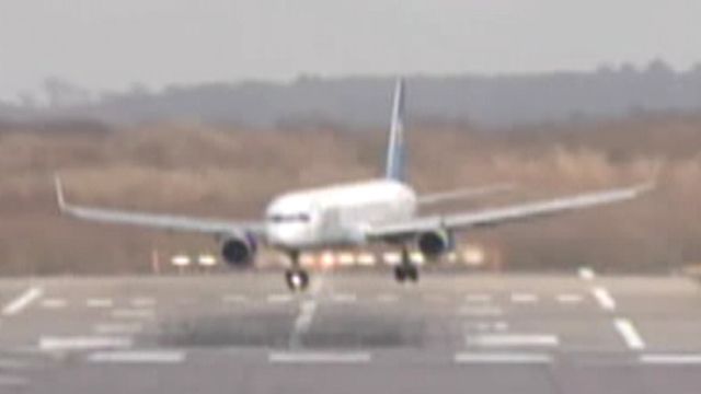 Planes land 'sideways' in extremely windy conditions