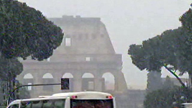 Around the World: Rare snowstorm shuts down Colosseum