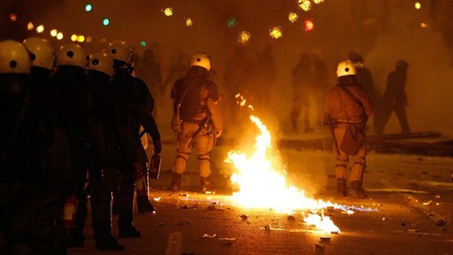 Protesters riot in Greece ahead of debt vote