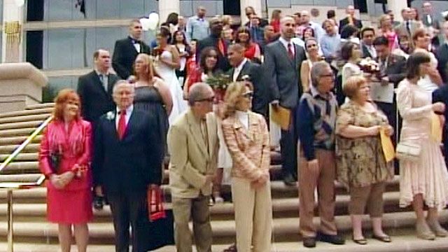 100 couples get married on steps of Arizona Supreme Court