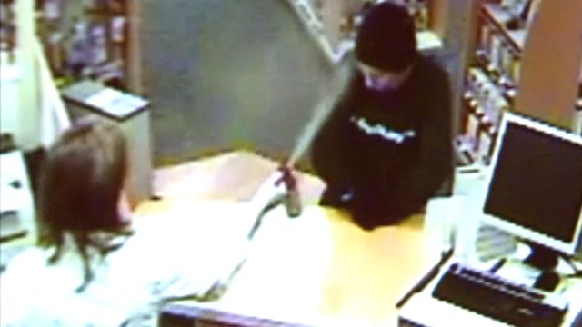 Robber gets face full of mace