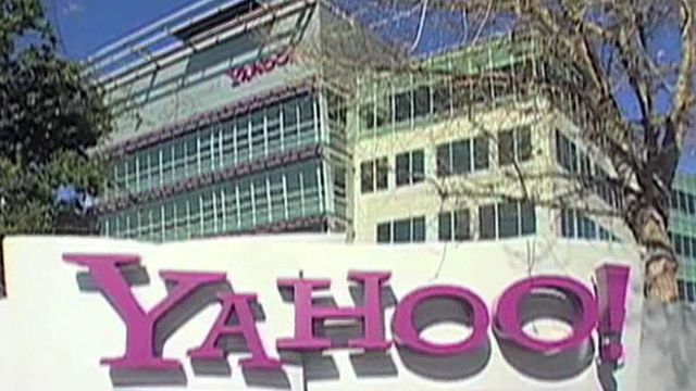 Yahoo threatens to sue Facebook