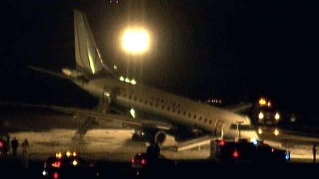 Airplane makes emergency landing at Newark Airport