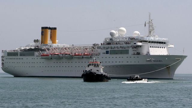 Crippled cruise ship towed to shore