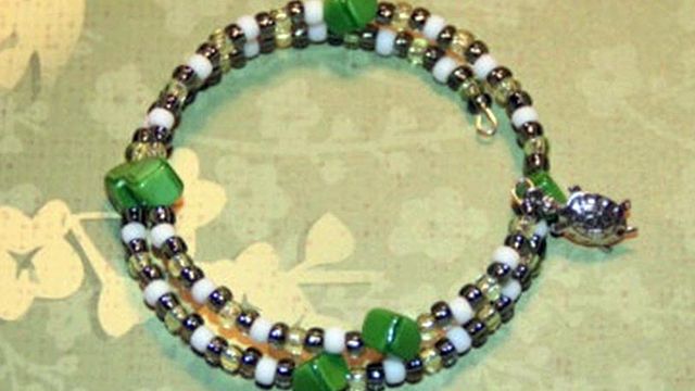 Teen makes bracelets for cancer research