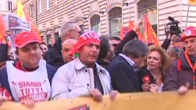 Around the World: Thousands take to the streets in Italy