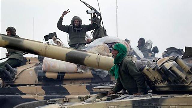 Qaddafi Forces Advance on Opposition 