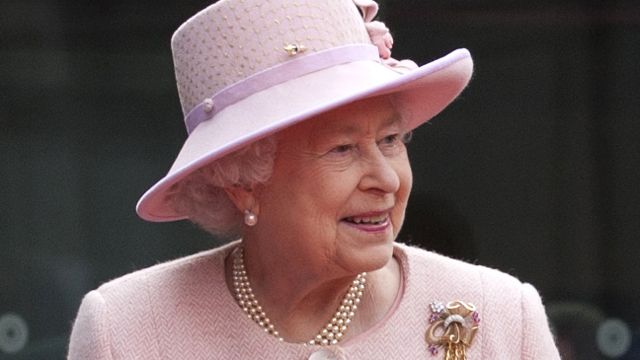 Queen Elizabeth crashes couple's wedding