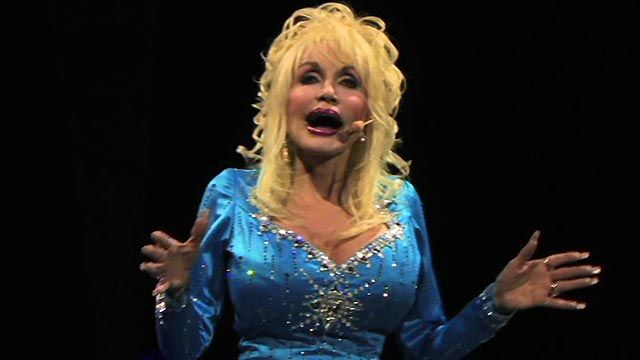 Dolly sings ‘I Will Always Love You’