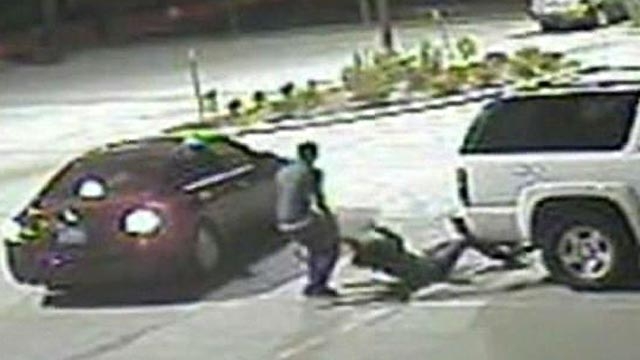 Violent Purse-Snatching Incident Caught on Tape