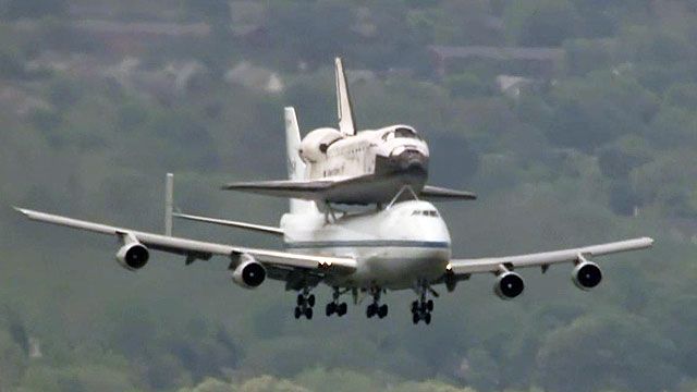 Shuttle Discovery lands at Dulles International Airport