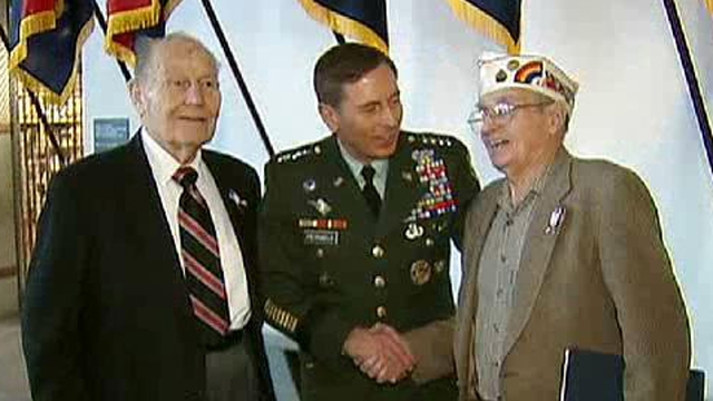 General Petraeus Meets With Heroes