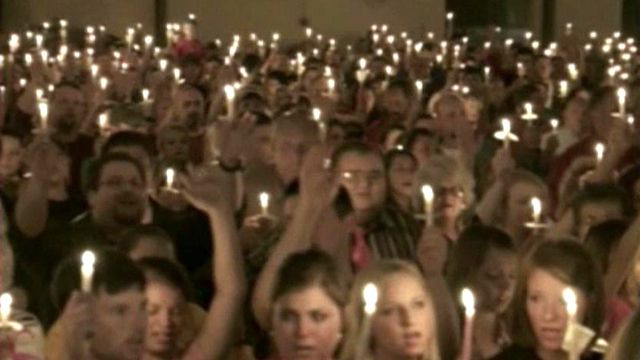 Hundreds Hold Candlelight Vigil for Holly Bobo