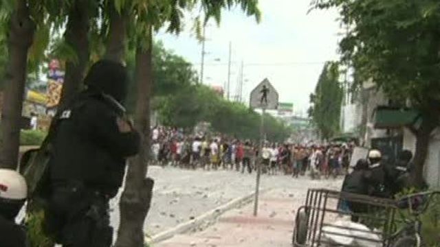 Around the World: Cops battle protesters in Philippines