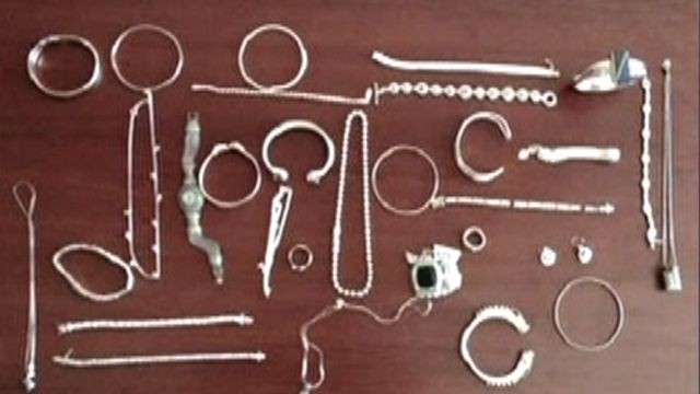 Thief makes away with more than $300,000 in jewels