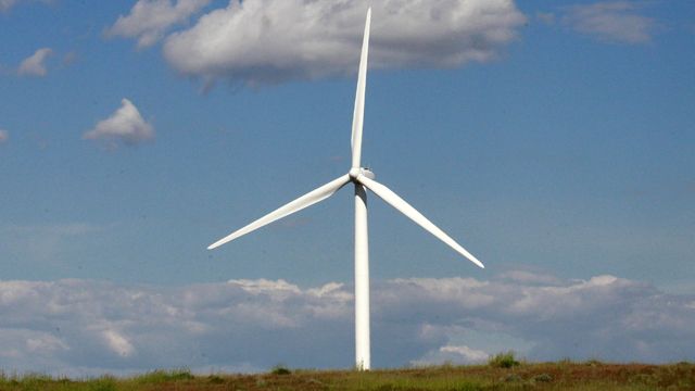 Battle over extending tax breaks for wind energy producers