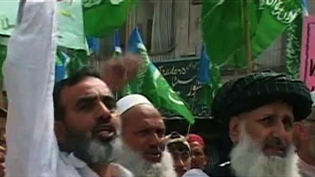 Hundreds of Angry Protesters in Pakistan
