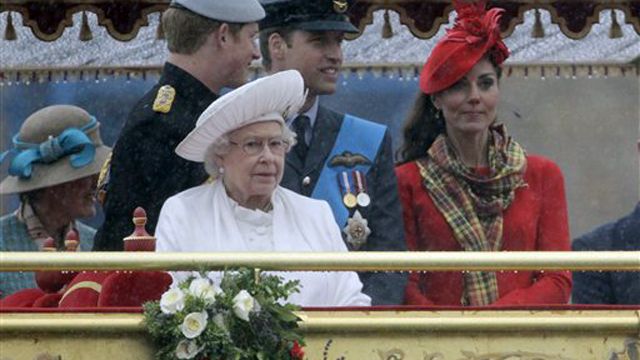 UK Queen leads 1,000 boat flotilla for Diamond Jubilee