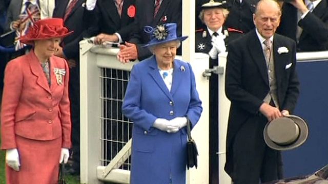 Queen Elizabeth attends Epsom Derby to start royal weekend