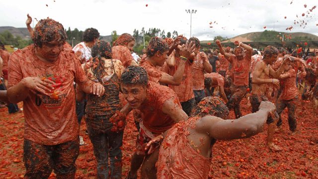 Tomatoes tossed in massive food fight
