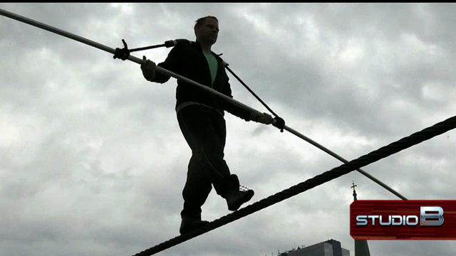 Man prepares to tightrope across Niagara Falls on live TV