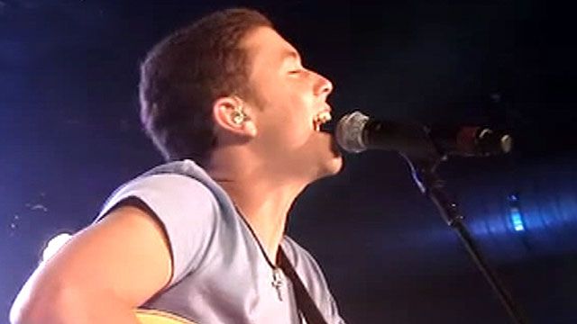 Scotty McCreery rocks out with fans