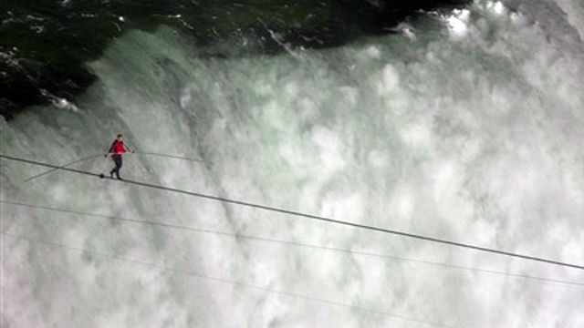 Daredevil walks tightrope across Niagara Falls