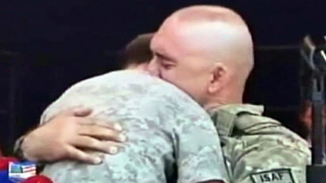 Soldier surprises son during Pledge