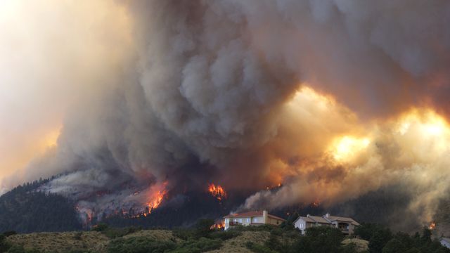 32,000 trying to escape wildfire in Colorado