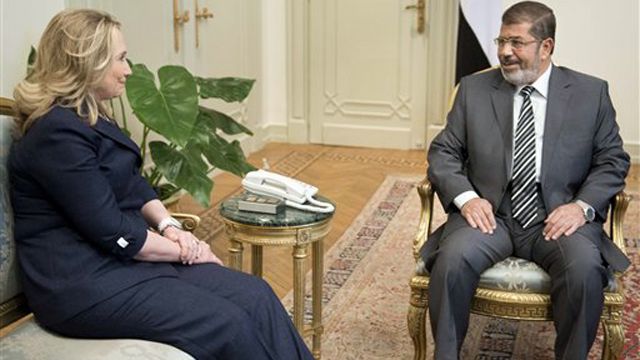 Secretary of State Clinton meets Egyptian President Morsi