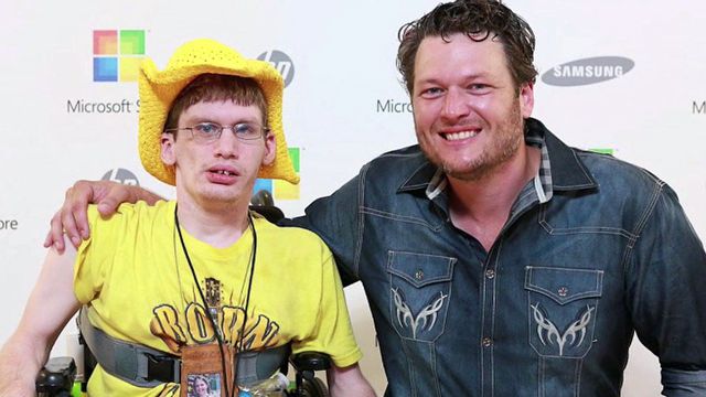 Dream comes true for disabled boy at Blake Shelton concert