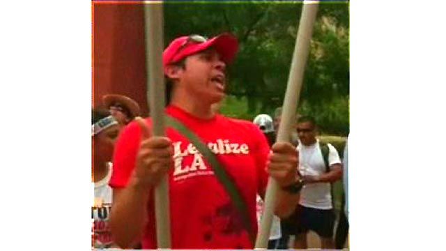 Arizona Protesters Chain Selves to Jail