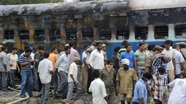 Around the World: Passenger train catches fire in India