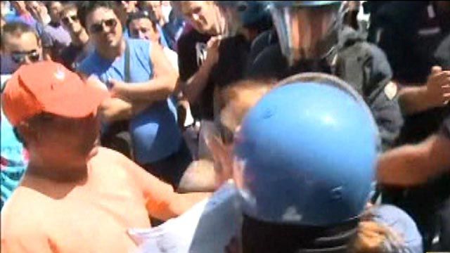 Around the World: Police, demonstrators clash in Italy