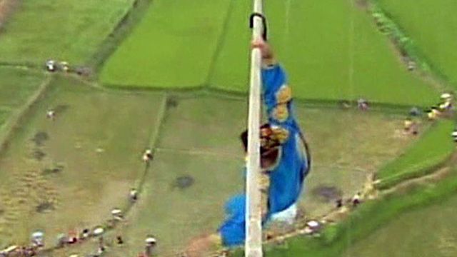 Chinese Daredevil Nearly Falls to Death