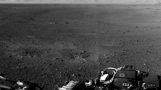 Curiosity rover sends back new images of Mars surface