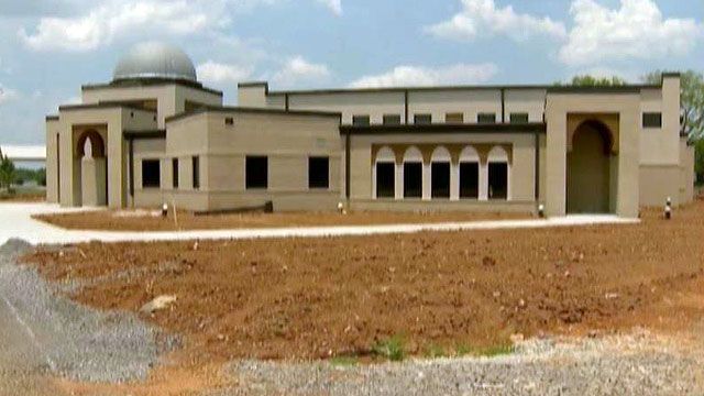 Controversial mosque holds first prayer session