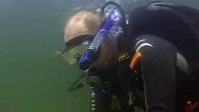 Vladimir Putin Scuba Dives