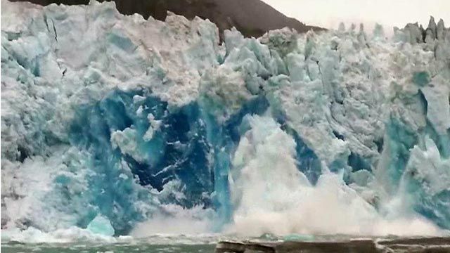 Tourist Captures Incredible Glacier Collapse