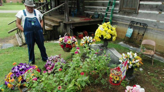 Man fights for right to keep wife buried in front yard