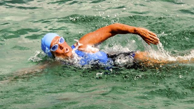 Diana Nyad pulled from water during Cuba-to-Florida bid