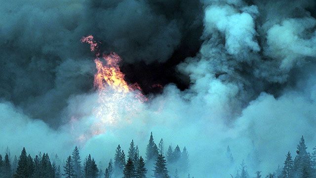 Massive wildfire races toward Northern California towns