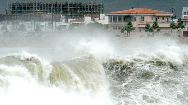 Around the World: Typhoon pounds Okinawa