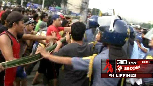 Around the World: Protesters, Police Clash in Philippines