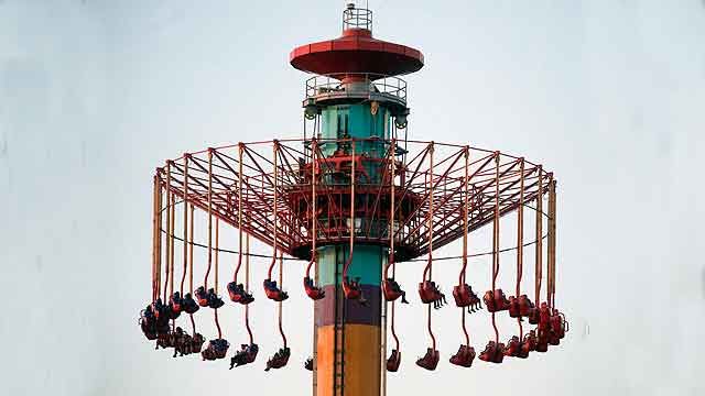 Fun-seekers trapped 300 feet high at amusement park