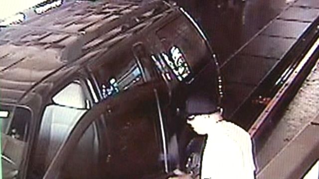 Crook Steals SUV From Car Wash in Front of Cops