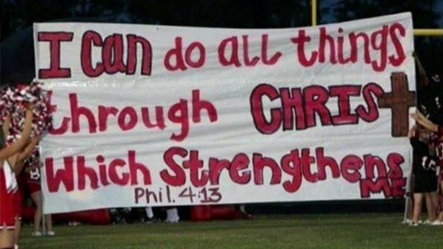 Judge allows Texas cheerleaders to display religious banners